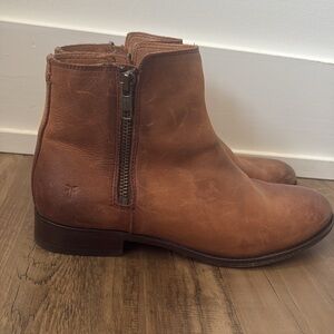 FRYE Carly Double Zip Cognac Leather Ankle
Booties 7.5